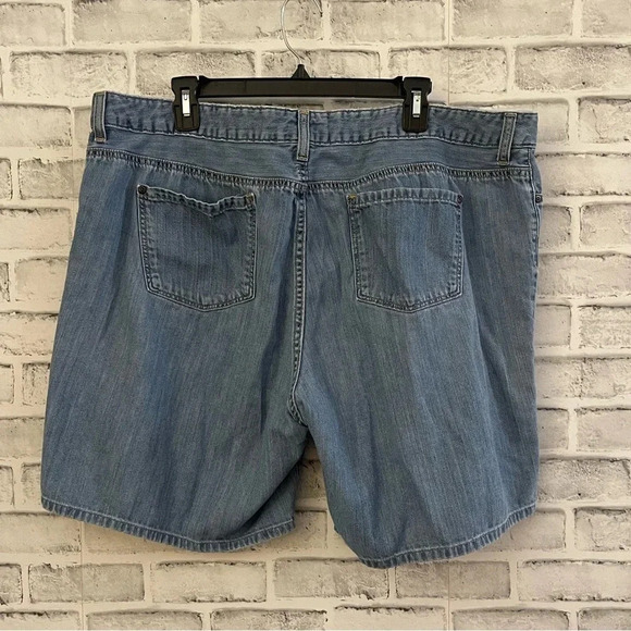 Women’s L.L. Bean Classic Fit light wash jean shorts 20W - Picture 2 of 4